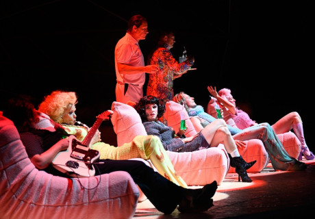 Sanatorium zur Gänsehaut – Schauspiel Frankfurt – Jan Bosse bringt Ferdinand Schmalz' Grusical in einer runzeligen Loungelandschaft zur Uraufführung