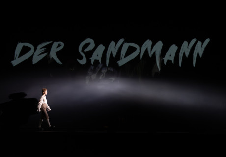 Der Sandmann – Staatstheater Cottbus – Philipp Rosendahl verwandelt die Spukgeschichte von E.T.A. Hoffmann in ein bezauberndes Event aus Schauspiel, Tanz und Musik