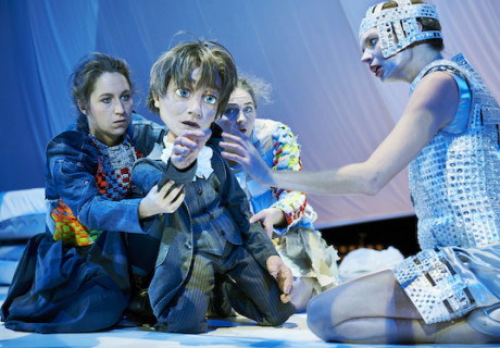 Der Sandmann – Am Theater Oberhausen setzt Florian Fiedler einen schwarzromantischen Stoff von E.T.A. Hoffmann mit Puppenspielkunst in Szene