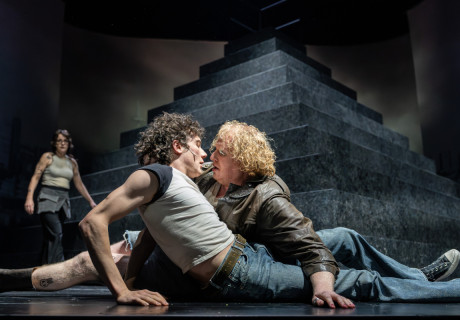 Sankt Falstaff – Thalia Theater Hamburg – Luise Voigt zeigt Ewald Palmetshofers Parabel auf die Gewalt der Alleinherrschaft