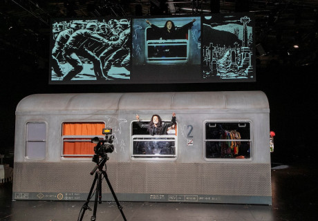 Ein von Schatten begrenzter Raum – Schauspiel Köln – Nuran David Calis bringt den gewaltigen autobiografischen Roman von Emine Sevgi Özdamar auf die Bühne