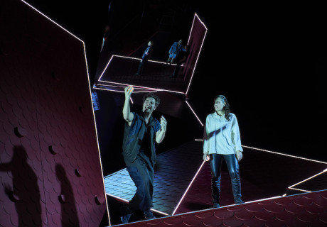 Der Schimmelreiter – Staatstheater Braunschweig – Felicitas Brucker erzählt Theodor Storms Novelle auf der Bühne als verdrehte Geschichte über des Menschen Lust an der Natur-Unterwerfung