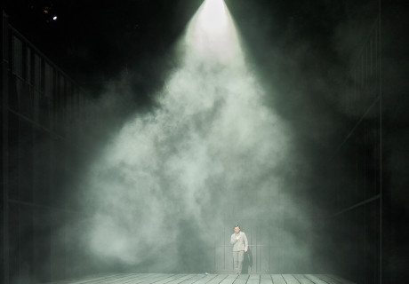 Die schmutzigen Hände – Berliner Ensemble – Mateja Koležnik inszeniert Sartres Politmord-Drama als Kammerspiel