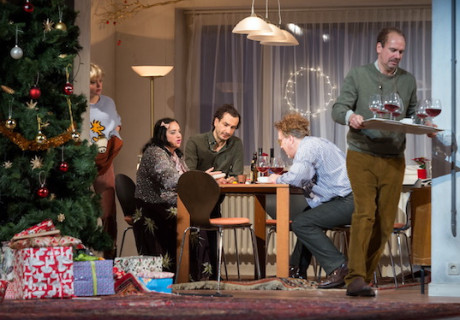 Schöne Bescherungen – Barbara Frey feiert mit Top-Besetzung Alan Ayckbourns Vorweihnachtsstück am Burgtheater Wien