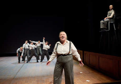 Die Schritte der Nemesis – Staatstheater Braunschweig – Die Regisseurin Yuri Birte Anderson inszeniert Nikolaj Evreinovs Chronik über die Stalinistischen Schauprozesse