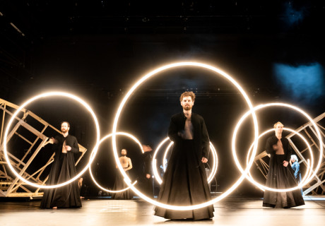 Der schwarze Mönch – Thalia Theater Hamburg – Kirill Serebrennikow erzählt Anton Tschechows Novelle über Genie, Wahnsinn und Freiheit als Rondo mit Musik