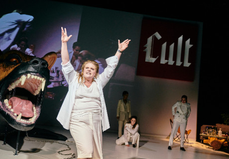 Schwarzwasser – Berliner Ensemble – Christina Tscharyiski macht aus Elfriede Jelineks Text feministisch-aufklärerische Unterhaltung 