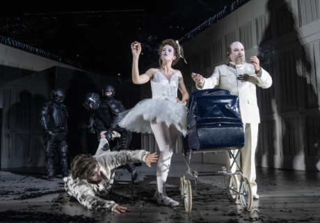 Drei Schwestern in Moskau – Staatstheater Augsburg – Andreas Merz-Raykov kombiniert Tschechow mit einem Moskauer Mordfall und der Kriegsrealität in der Ukraine 