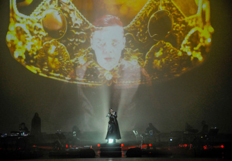 Searching for Macbeth – Staatsschauspiel Dresden – Christian Friedel macht in Dresden eine großartige, düstere, musikalische Show aus dem 