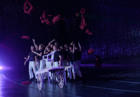 Service / No Service – Volksbühne Berlin – Auf Bert Neumanns leerer Einheitsbühne lässt René Pollesch die Kunst gegen die Diktatur der Gegenwart gewinnen