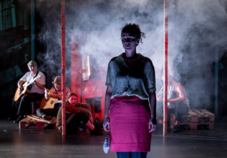 Der gute Mensch von Sezuan – Theater Magdeburg – Tim Kramer inszeniert zum Einstand als Schauspielchef Bertolt Brechts Parabel auf das dialektische Leben im Kapitalismus