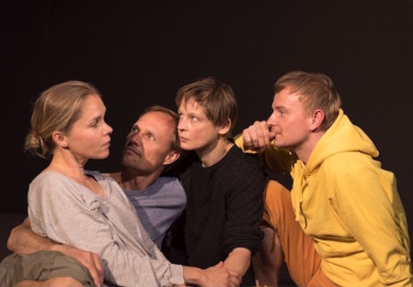 Siddhartha – Schauspiel Frankfurt – Lisa Nielebocks Adaption von Hermann Hesses Erzählung wird durch Jana Schulz zum Ereignis