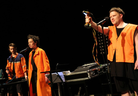 Sinfonie des Fortschritts – HAU Berlin – Nicoleta Esinencu mit einem Sprachkonzert zu westlichen Wohlstandskonzepten