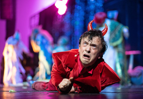 SMAK! – Volksbühne Berlin – Der philippinische Allroundkünstler Khavn bittet zum Totaltheater frei nach Alfred Jarrys 