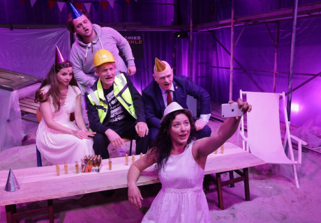 Der Sohn – Theater Senftenberg – Mario Holetzeck inszeniert Oliver Bukowskis neuste Nach-Nach-Wende-Komödie  