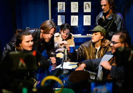 Soko Tatort – Schauspiel Köln – Nele Stuhler nimmt mit einer Uraufführung die Sonntagabend-Tradition des Fernsehkrimis aufs Korn