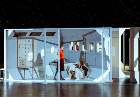 Solaris – Staatstheater Cottbus – Blanka Rádóczy inszeniert Stanislaw Lems Science-Fiction-Klassiker als Philosophiestunde mit Konzessionen an Genre-Klischees 