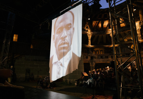 Der Soldat – Theater Rampe Stuttgart – Julian Warner zieht im Anschluss an den postkolonialen Vordenker Frantz Fanon eine Verbindung zwischen Kunstproduktion und Krieg