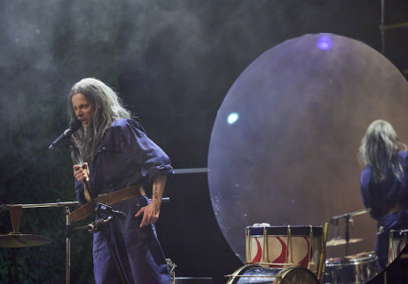 Ein Sommernachtstraum – Bühnen Bern – Sabine Auf der Heyde wühlt zwischen Kampf und Liebe