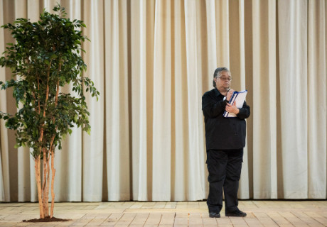 Sopro – Wiener Festwochen – (S)eine unverbrüchliche Liebe zum Theater feiert Regisseur Tiago Rodrigues mit den Erinnerungen der Souffleuse Christina Vidal