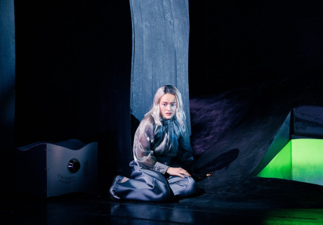 Spiel des Schwebens – Schauspiel Frankfurt – Christina Tscharyiski inszeniert Anja Hillings neues Familienstück