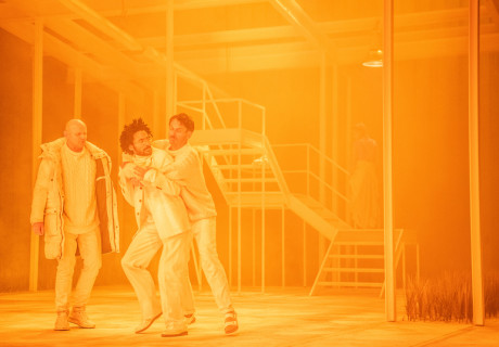 Spiel des Lebens – Residenztheater München – Temporeich und mit einem formidablen Ensemble inszeniert Stephan Kimmig Knut Hamsuns 