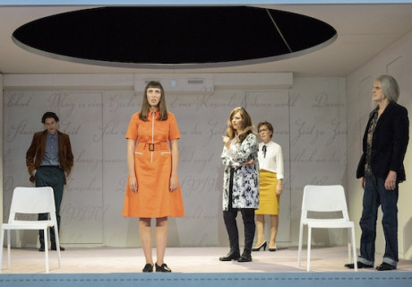 Spin – Theater Bielefeld – Christian Schlüter inszeniert die Uraufführung von David Gieselmanns Wissenschafts-Farce