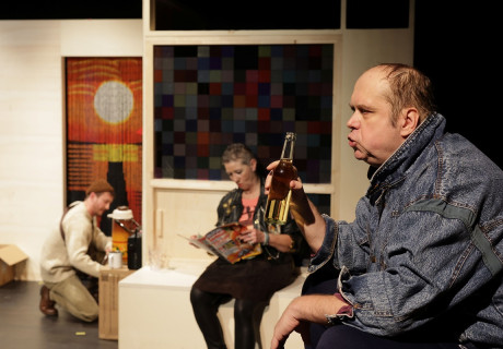 Späti Paradies – Neue Bühne Senftenberg – Autorin Juliane Hendes und Regisseur Mirko Böttcher erkunden den Spätkauf als Herz der Soziokultur