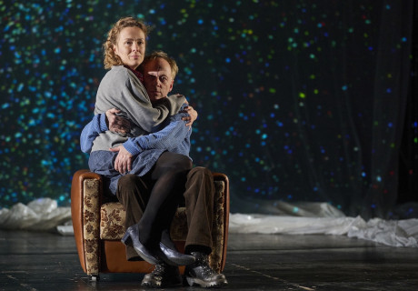  Stern 111 – Hans Otto Theater Potsdam – Esther Hattenbach bringt Lutz Seilers preisgekrönten Wende-Roman auf die Bühne 