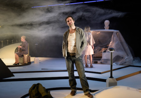 Stille Nachbarn – Am Residenztheater München erforscht Aureliusz Śmigel mit dem Stück von Azar Mortazavi die Möglichkeiten postmigrantischer Spießigkeit