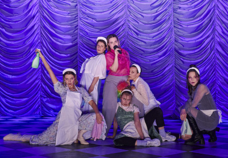 Stolz und Vorurteil* (*oder so) – Staatstheater Braunschweig – Julia Prechsl inszeniert Isobel MacArthurs landauf, landab gespielt Jane-Austen-Bühnenbearbeitung