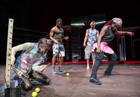 Aber sicher! / Strahlende Verfolger – Werk X Wien – Gintersdorfer/Klaßen und Miloš Lolić spielen Tennis und verknoten sich mit Texten von Elfriede Jelinek 