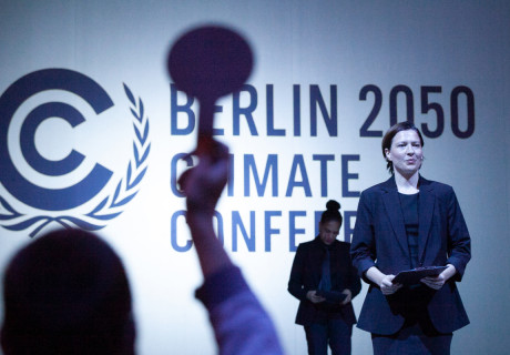 The Last Conference – Heimathafen Neukölln – Krzysztof Minkowski lädt zu einer fiktiven Klimakonferenz