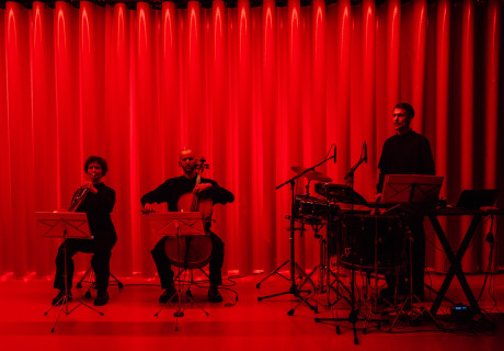 Todesfuge – Maxim Gorki Theater Berlin – Nazanin Noori läuft mit Gedichten von Paul Celan auf Grund