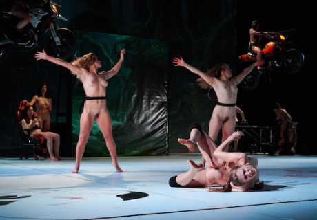 Theaterpodcast (23) – Warum provoziert Nacktheit auf der Bühne, Florentina Holzinger und Ernst Stötzner?