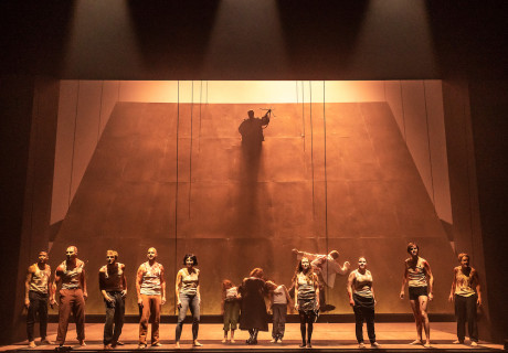 Wilhelm Tell – Düsseldorfer Schauspielhaus – Roger Vontobel inszeniert Schillers Klassiker als Spiel um den Preis, der für die Freiheit zu zahlen ist