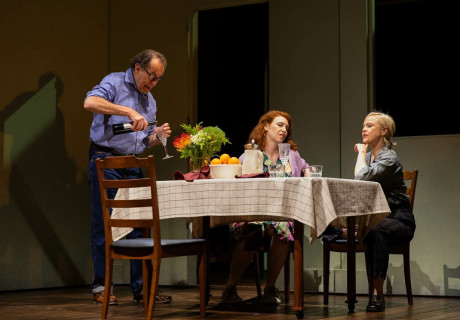 The Confessions – Wiener Festwochen – Alexander Zeldin bringt die Lebensgeschichte seiner Mutter auf die Bühne