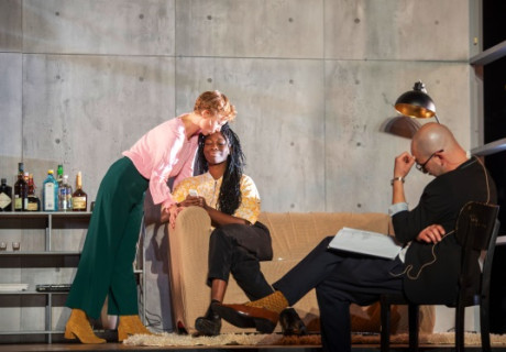 The Writer – Schauspiel Hannover – Friederike Heller inszeniert Ella Hicksons diskursive Achterbahnfahrt durch die Identitätspolitik