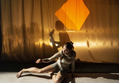 Theater der Nacht – Lichthof Hamburg – Henri Hüster inszeniert eine Formübung zwischen Tanz, Schattentheater und Körperdekonstruktion