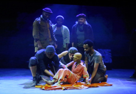 Leben und Zeit des Michael K. – Theater der Welt – Lara Foots Adaption von J. M. Coetzees Roman als Liveübertragung von Kapstadt nach Düsseldorf