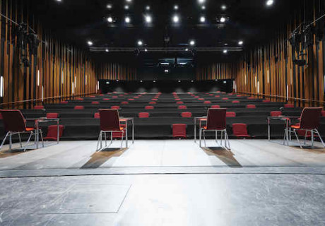 Theaterpodcast (27) – Neue Chance, alte Fehler? Muss sich Theater nach Corona ändern, Bettina Jahnke und Antú Romero Nunes?