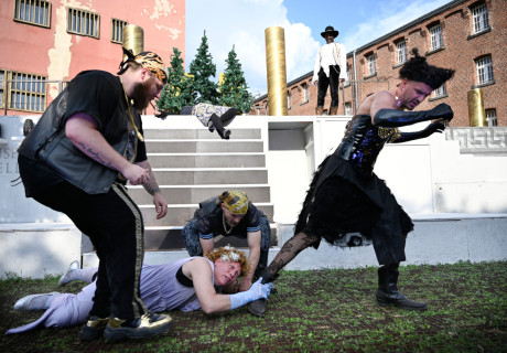 Titus Andronicus – Gefängnistheater Aufbruch – Peter Atanassow erzählt mit dem Häftlings-Ensemble der JVA Tegel eine blutige Groteske aus der Römerzeit