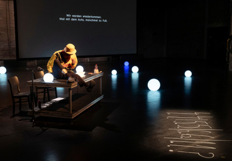 Traum(a): Synchronisierung der Kriege – Kampnagel Hamburg – In seinem minimalistischen Abend sucht Branko Šimić nach einer Sprache für das Grauen des Krieges 