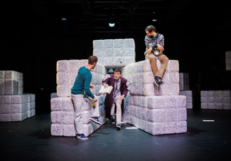 Treuhandkriegspanorama – Deutsches Nationaltheater Weimar – Jan Gehler inszeniert Thomas Freyers neues Stück über politische Kämpfe und ostdeutsche Selbstbefragung