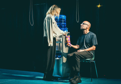 Triage – Staatstheater Kassel – Maya Arad Yasurs Stück über existenzielle medizinische Entscheidungen bringt Josua Rösing zur deutschen Erstaufführung