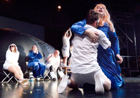 Tristan und Isolde – Sophiensaele Berlin – Das freie Musiktheaterkollektiv Hauen und Stechen und das inklusive Theater Hora bitten zur Massenkarambolage mit Richard Wagner