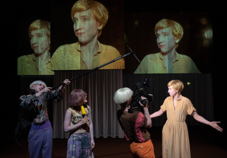 Der Triumph der Waldrebe in Europa – Schauspiel Stuttgart – Nick Hartnagels Clemens-J.-Setz-Uraufführung entführt in die schrillen Untiefen des Internets