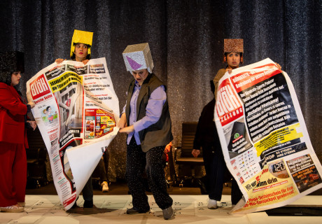 Die Tüten aus der Verwaltung – Theater Thikwa Berlin – Die Musiktheatergruppe glanz&krawall und Theater Thikwa widmen der Bürokratie ein sehr lustiges Musical