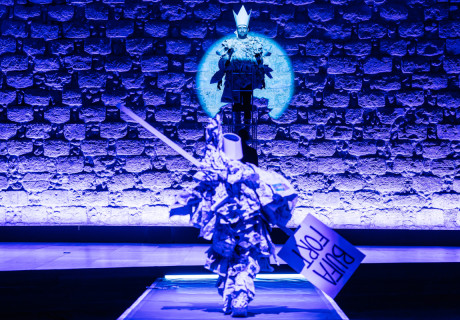 Ubu – Kunstfest Weimar – Robert Wilson überschreibt Motive aus Alfred Jarrys Klassiker nach Wilson-Art