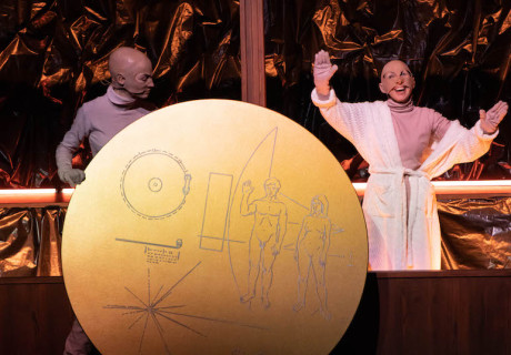 Über Leben – Theater Münster – Als verrätseltes Infotainment inszeniert Ronny Jakubaschk die Uraufführung von Annalena und Konstantin Küspert